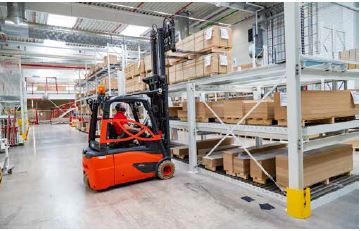 Abb. 20 Mit hochgestellter Last nur zum Auf- und Absetzen verfahren. Hubgerst nur ber Stapelflche nach vorne neigen.