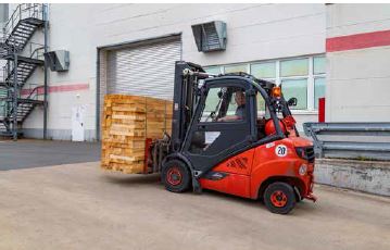 Abb. 21 Im Geflle und in Steigungen Last immer bergseitig fhren und nicht wenden.