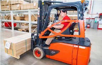 Abb. 24 Gabelstapler erst verlassen, wenn der Antrieb stillgesetzt, die Feststellbremse angezogen, die Gabeln auf den Boden abgesenkt und der Schlssel abgezogen ist.