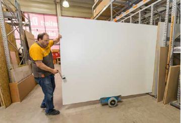 Abb. 25 Durch geeignete Tragegriffe knnen plattenfrmige Werkstcke bequem erfasst und in gnstiger Krperhaltung transportiert werden