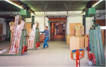 Abb. 3 Abtransport kommissionierter Ware auf Handhubwagen