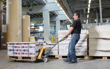 Abb. 4 Abtransport kommissionierter Ware auf Handhubwagen