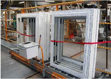 Abb. 76 Transport von Fensterteilen in verfahrbaren Gestellen, Sicherung mit Gurten