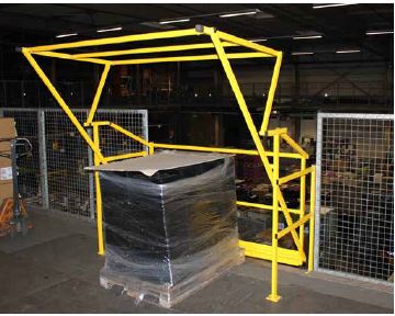 Abb. 78 Schleusengelnder  Stapler kann die Last aufnehmen, Gelnder zur Lagerbhne geschlossen