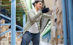 Lagerarbeiterin hebt Kisten.