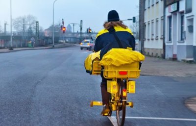 Postbotib auf dem Fahrrad