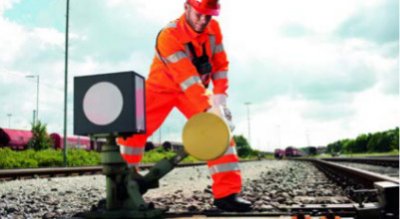 Ein Bahnarbeiter stelt eine Weiche