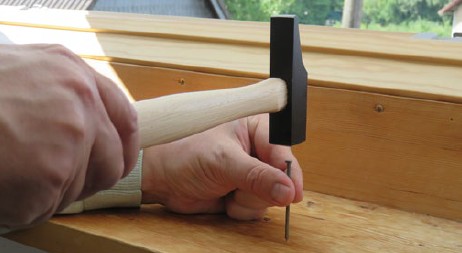 Abb. 17 Nagel oben fassen