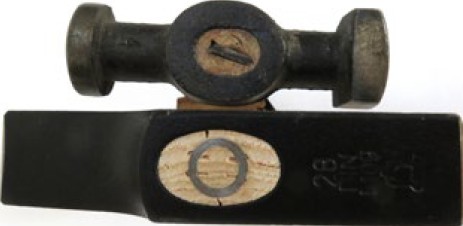 Abb. 18 Keile aus Metall befestigen den Stiel im Auge des Hammerkopfs