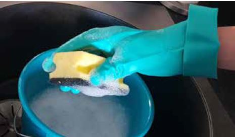 Abb. 4-6 Schutzhandschuhe mit umgeschlagener Stulpe